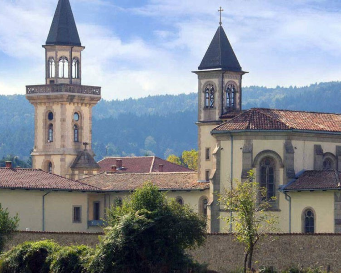 Monastero con campanile